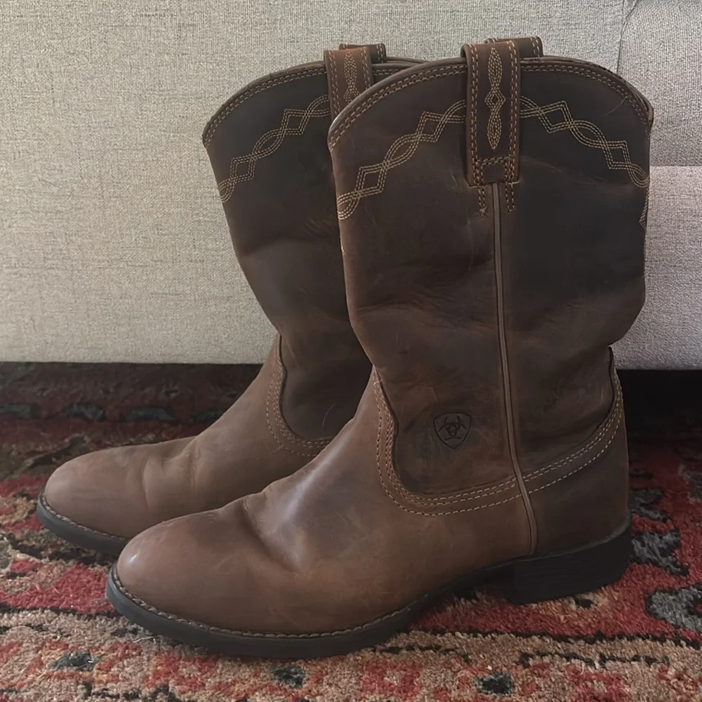 Ariat boots
Size 9.5
Nearly new condition, one a handful of times
Perfect treads - Picture 3 of 6